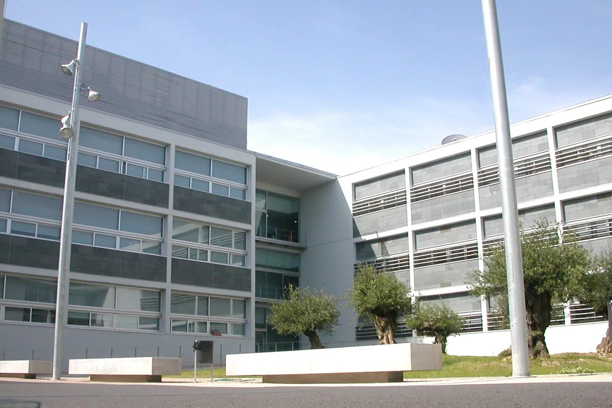 Una explosión en un laboratorio de la Facultad de Química de Tarragona deja tres heridos, dos de ellos graves