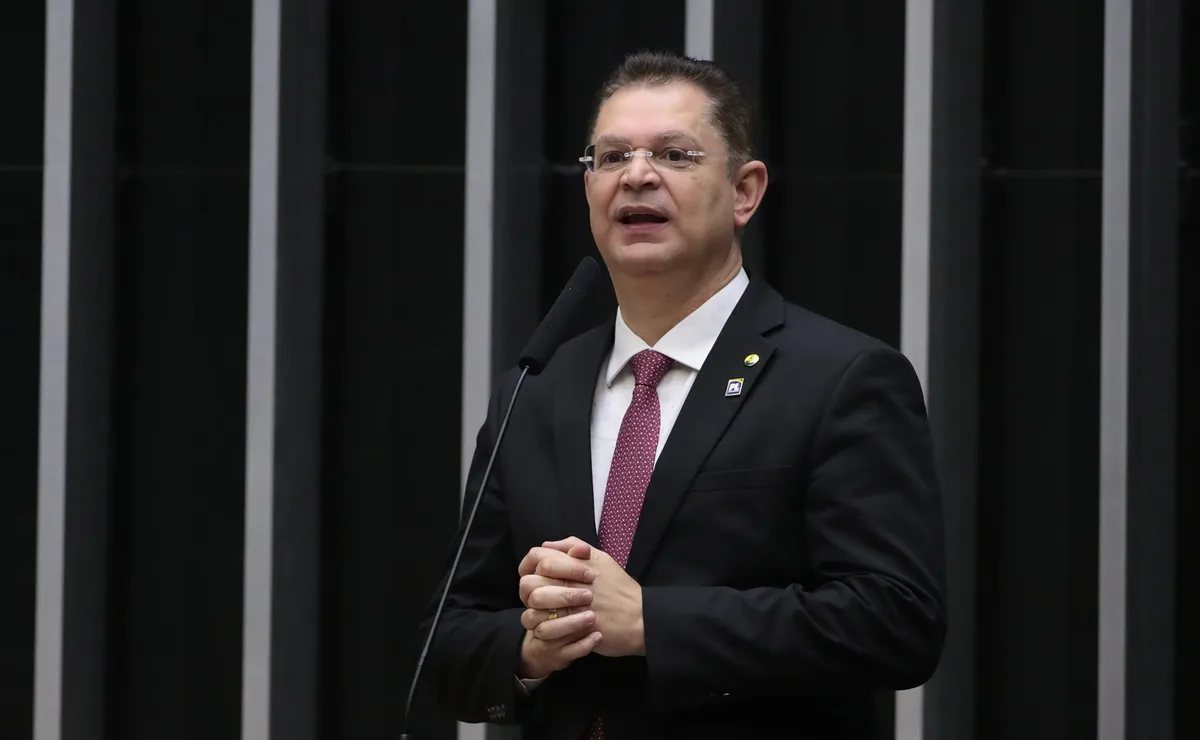 Flávio Bolsonaro vai insistir em votação da PEC das horas trabalhadas depois da eleição, diz líder do PL