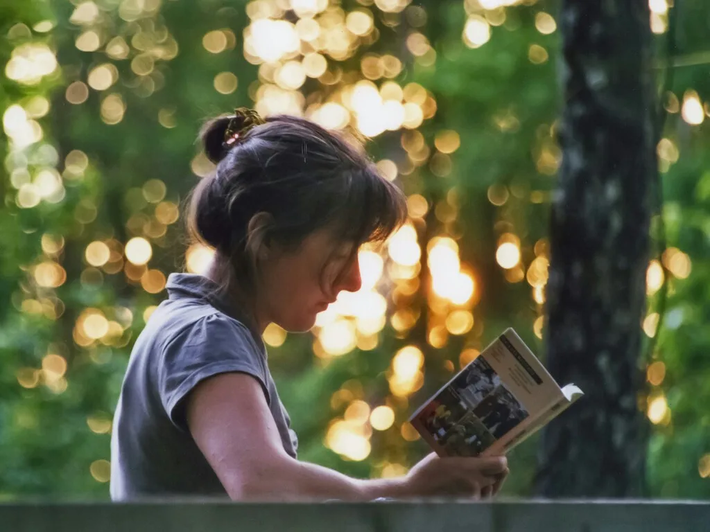 Estamos consumiendo más libros que nunca gracias a la IA: eso no significa necesariamente que los estemos leyendo