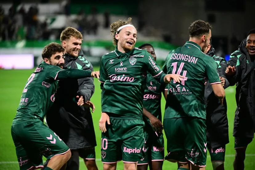 Plus que jamais leader, Saint-Étienne s'épanouit dans la victoire : « On est tous derrière les copains, on les encourage »