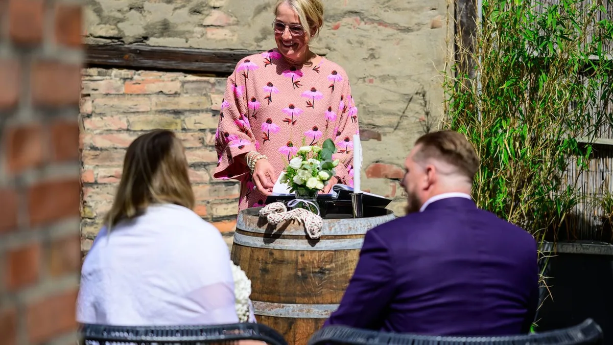 Hochzeiten mit neuen Ritualen: Veränderte Tradition: Hochzeit ohne Kirche, aber Trauredner