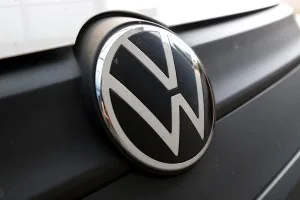 Volkswagen corta projeção de lucro após baixa contábil na Porsche e piora na China