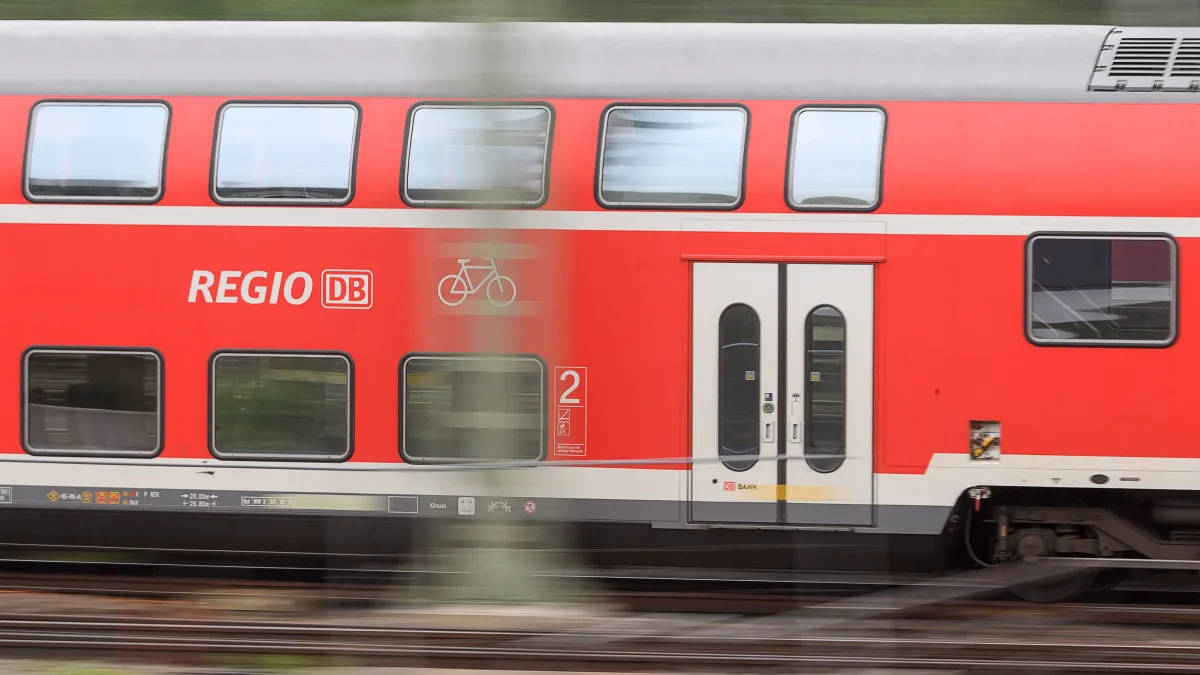 Angriff auf Zugbegleiter: Bahngewerkschaft droht mit bundesweiten Streiks ab Januar
