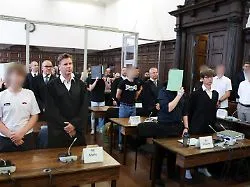 "Letzte Verteidigungswelle": Mutmaßliche Unterstützer rechter Terrorgruppe angeklagt