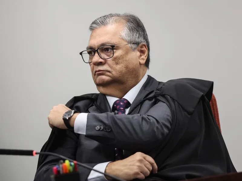 Dino cita "injustiças" após ação criticada por atingir sigilo de fonte