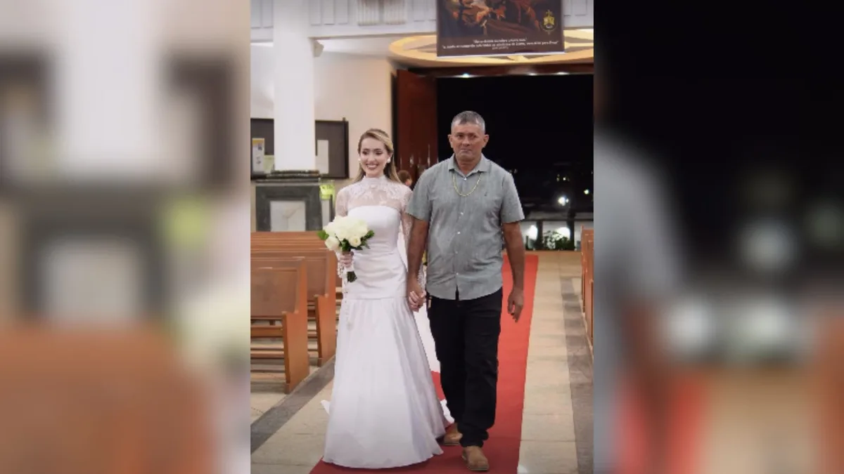 VÍDEO: Pai troca terno por 'camisa bonita' para levar filha ao altar em MG e emociona nas redes