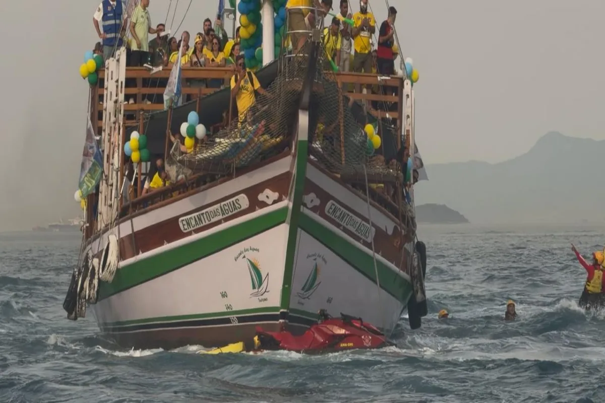 Jet sky dos Bombeiros é atingido por barco durante "barqueata" de Flávio