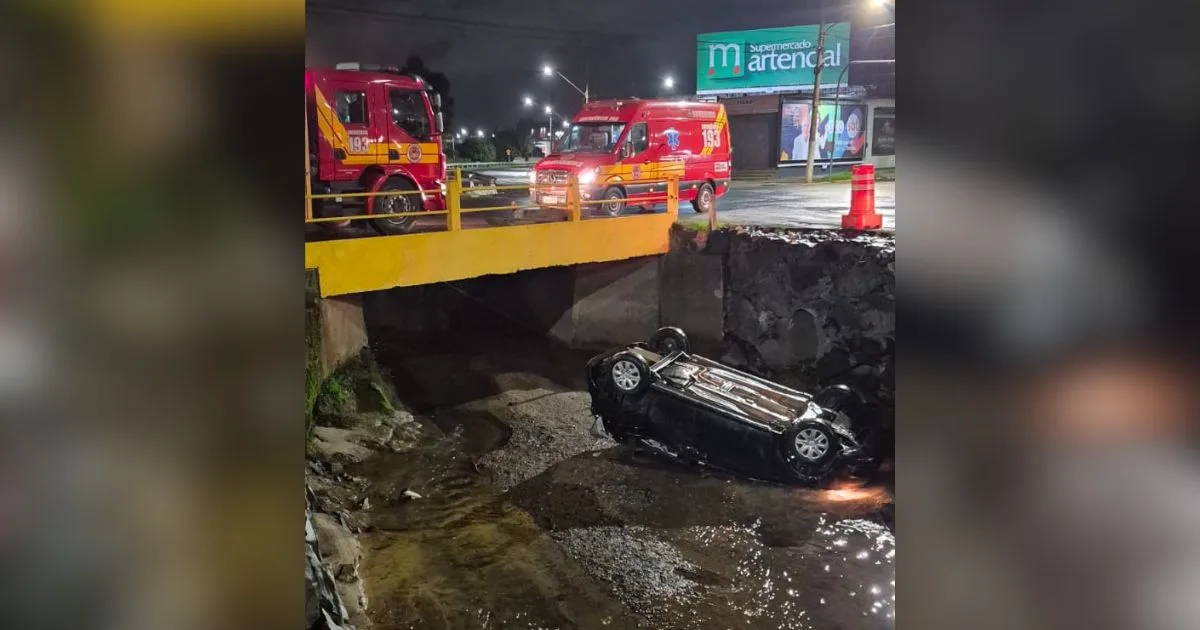 Motorista de 20 anos perde controle, capota veículo e vai parar dentro de rio em município da Serra de SC