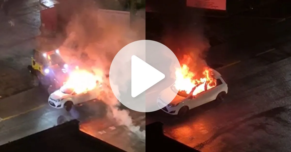 Carro estacionado em pátio pega fogo durante a madrugada e suspeita de incêndio intencional mobiliza polícia em SC