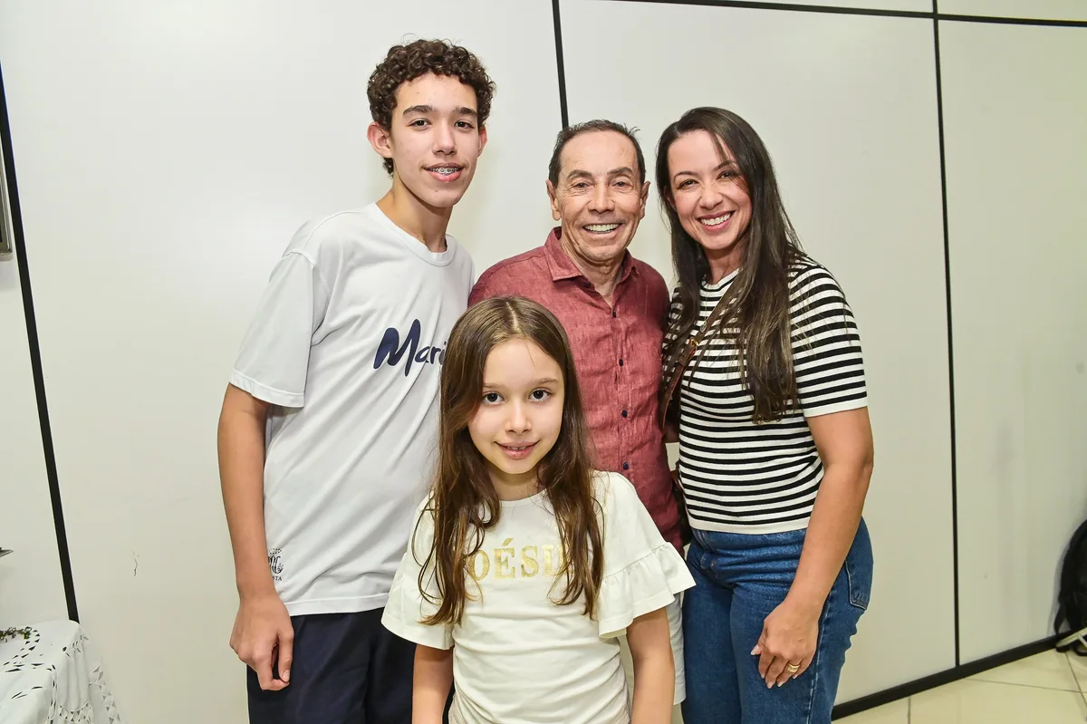 Um jantar festivo com gente fina e astral lá em cima