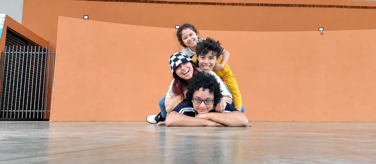 Para ajudar filhos a fazer amigos, mãe aposta em jogos de cartas