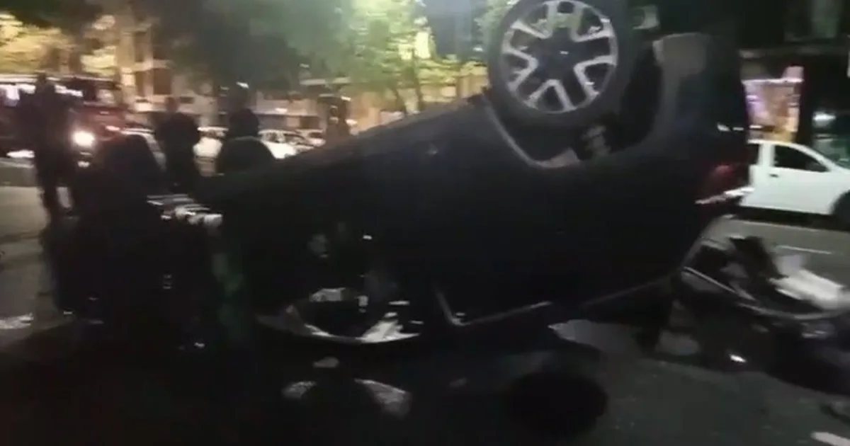 Grave accidente en Flores: una conductora alcoholizada chocó dos autos estacionados, volcó, y atropelló a tres personas