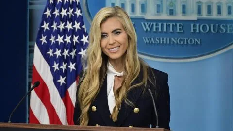 Trump despide a Katie Zacharia, su nueva portavoz en la Casa Blanca recién nombrada