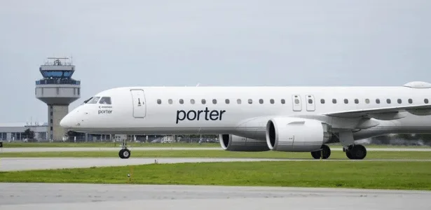 Passageiro defende criança após voo ser cancelado no Canadá: 'Apavorada'