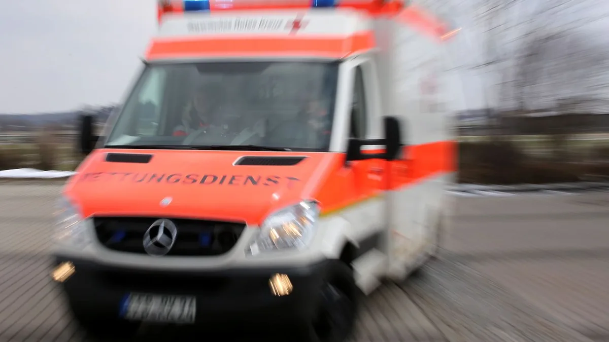 Angriff auf Rettungsdienst: Frau will nicht allein sein, wählt 112 und greift Beamte an