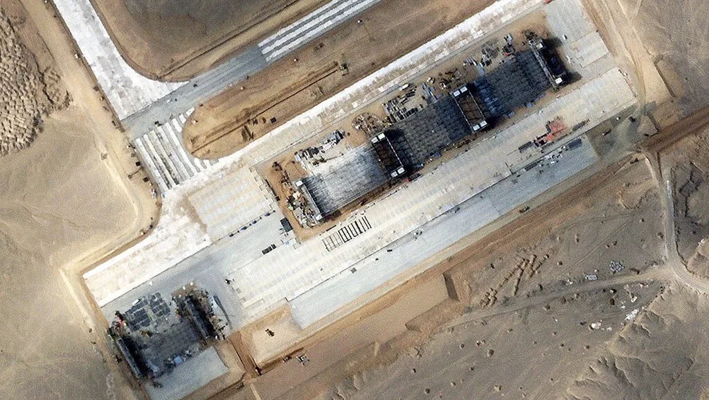 Los satélites llevan seis años mirando una pista perdida en China. Lo que están viendo crecer alrededor empieza a ser demasiado grande