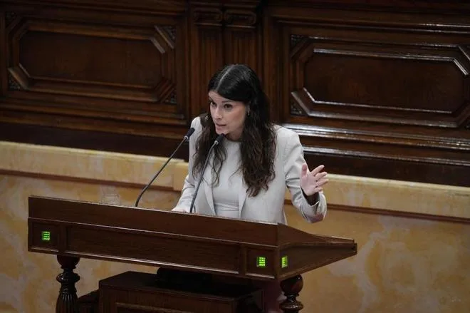 La oposición critica el "descalabro absoluto" de Illa en Educación y presiona para el cese de Niubó