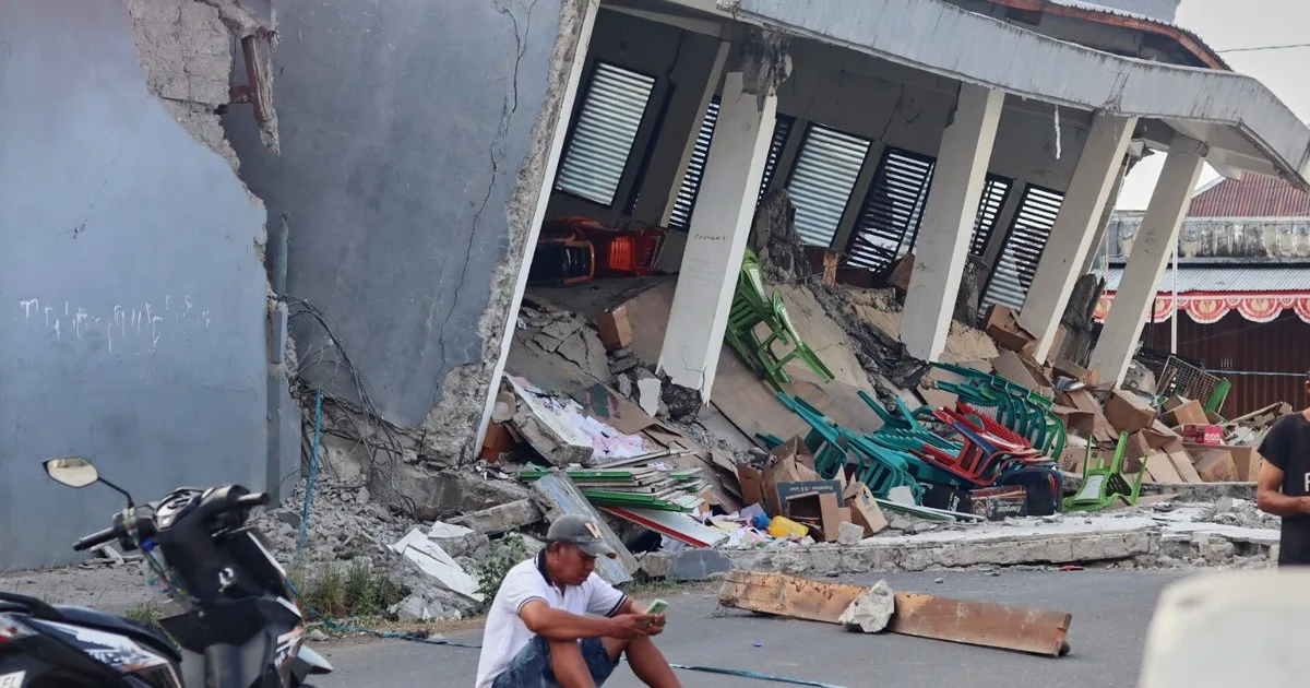 Los rescatistas excavan entre escombros y deslaves tras el terremoto en Indonesia que mató a 51 personas
