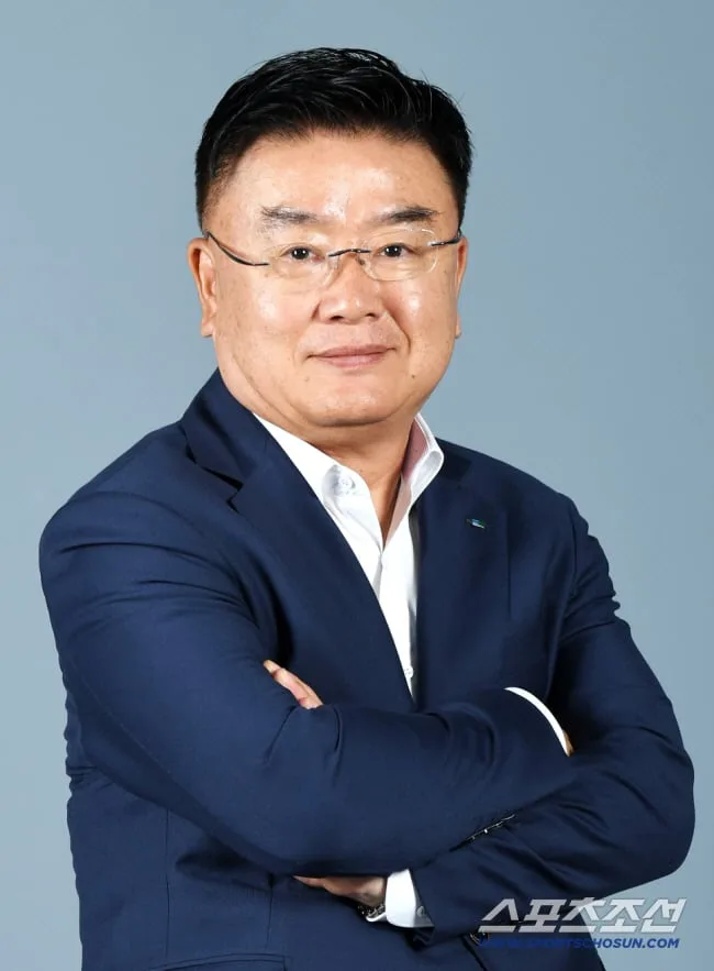 [공식발표] 두산, 16년간 팀 이끌던 김태룡 단장 물러난다...신임 정재훈 단장 선임
