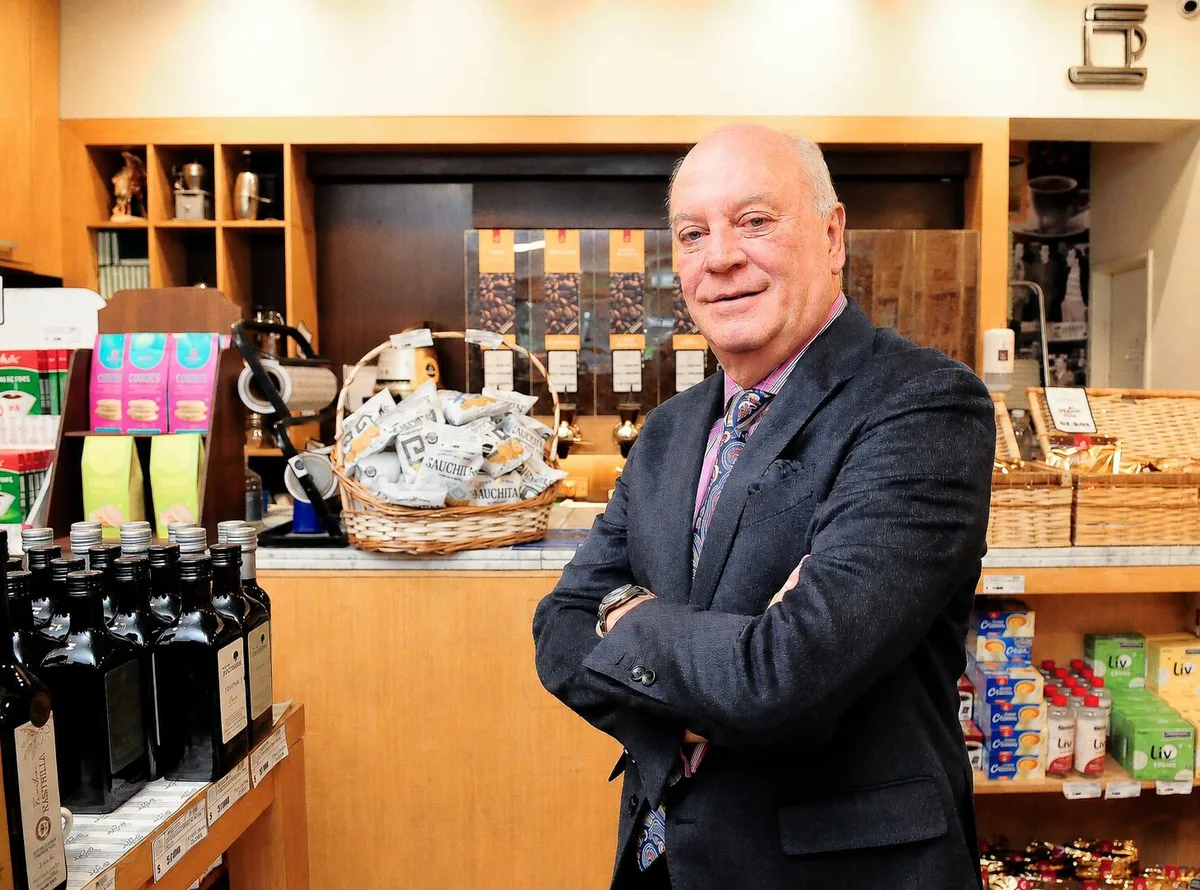Tendrá café 100% ‘argento’, elogia las importaciones y tejió un “mega” acuerdo con YPF