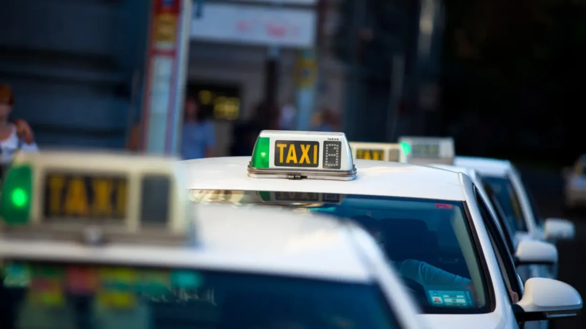 Gibraltar multa a diez taxistas españoles y bloquea los viajes en Uber al Peñón tras la caída de la Verja