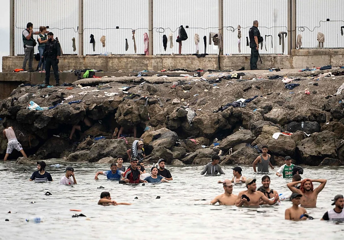 La Guardia Civil tiene una lista de más de un centenar de desaparecidos en la invasión de Ceuta