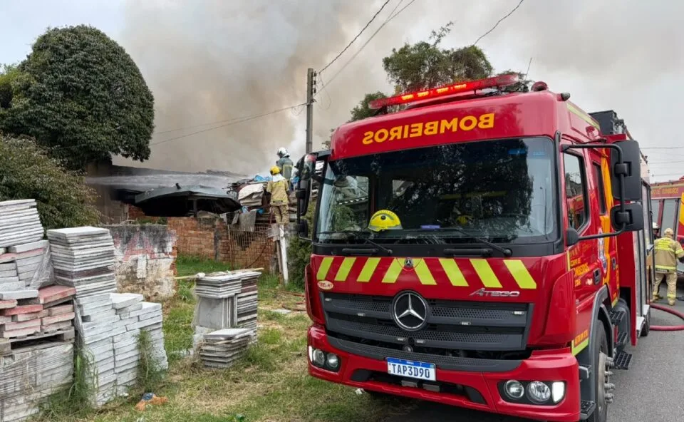 Incêndio de grandes proporções atinge casa com materiais acumulados e bombeiros enfrentam dificuldade no Boqueirão