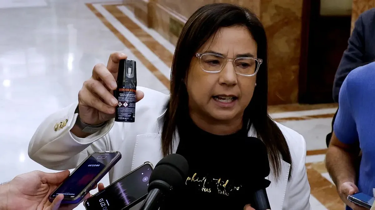 Así es el espray de gas pimienta que ha mostrado Ana Vázquez en el Congreso: incapacitación inmediata durante 45 minutos