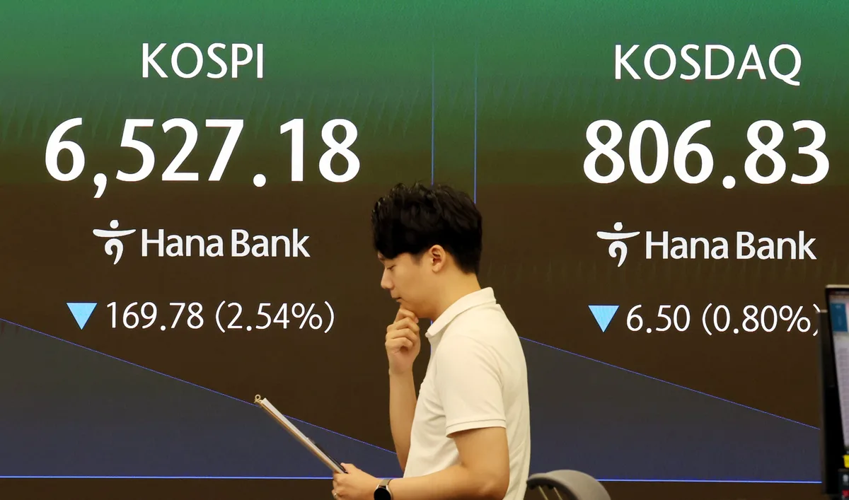 코스피, 미국 반도체주 급락에 약세...삼성전자 4%, SK하이닉스 6% 하락