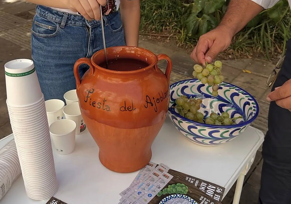 Almáchar prepara más de 4.000 litros de ajoblanco gratis para su gran fiesta gastronómica