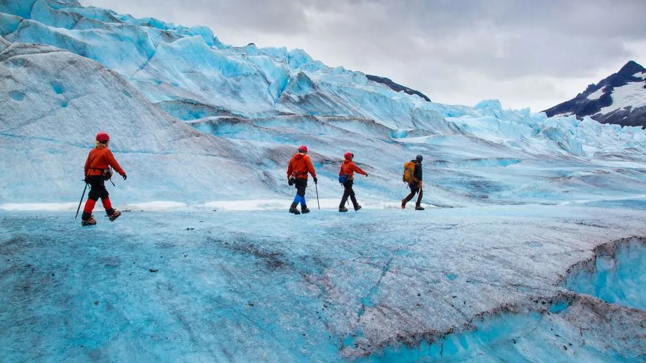"Alaska : un glacier de 60 mètres de haut et trois amis suspendus au-dessus d'une crevasse !"