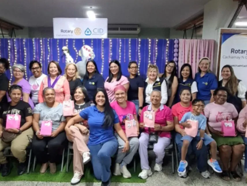 Rotary Cachamay entregó prótesis mamarias tejidas a 9 mujeres