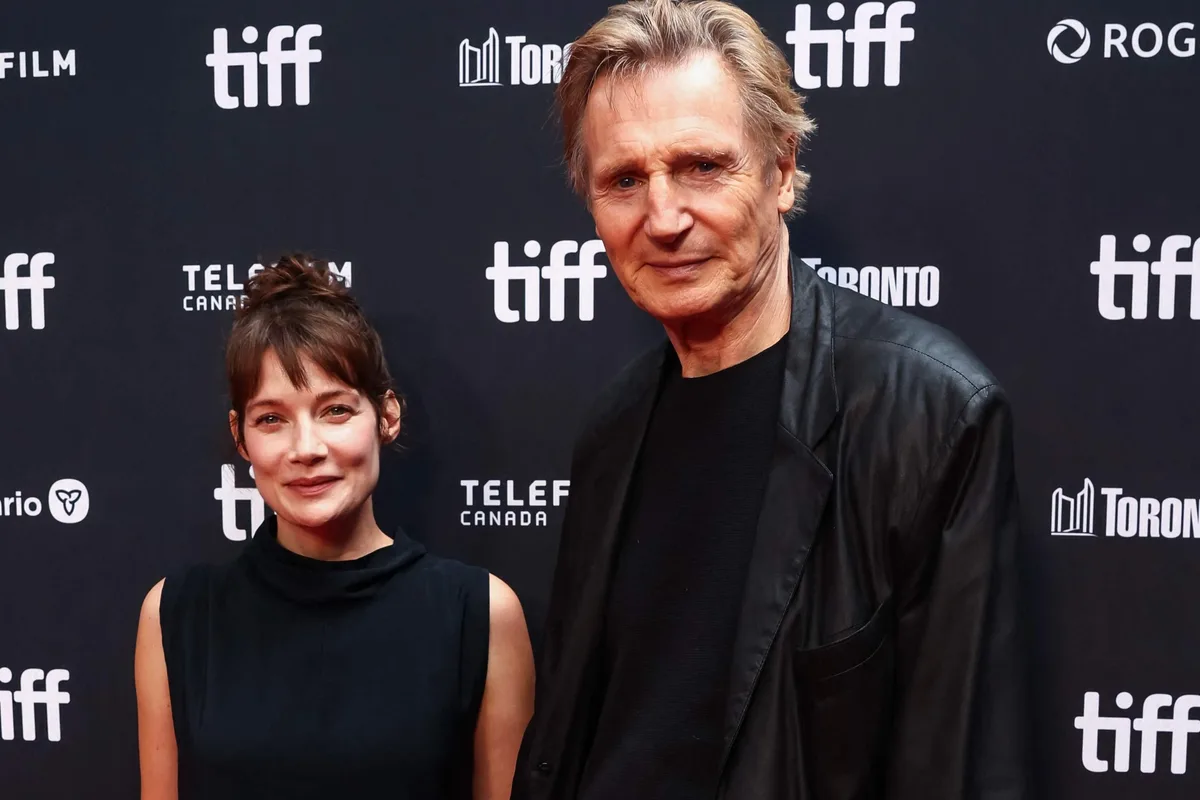 Liam Neeson se mostró de la mano con una actriz en Toronto y despertó rumores de romance
