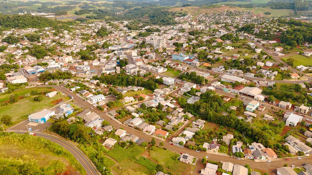 Mulher é encontrada morta com tiro no rosto em SC; namorado de 16 anos é apreendido