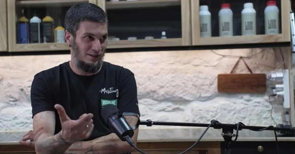 El carpintero que aprendió el oficio en YouTube y vive de hacer un solo mueble al mes que cobra U$S 3.500
