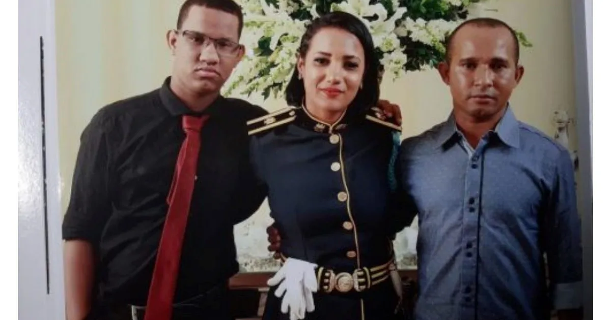 Una ex empleada doméstica llegó a los 15 años con un bebé en brazos, vivió en una choza sin baño, estudió con libros que su marido, recolector de basura, recuperaba de la basura, obtuvo una beca completa para estudiar Derecho, aprobó el examen de abogacía antes de graduarse y ganó un examen competitivo para la Policía Militar entre más de 2.000 mujeres