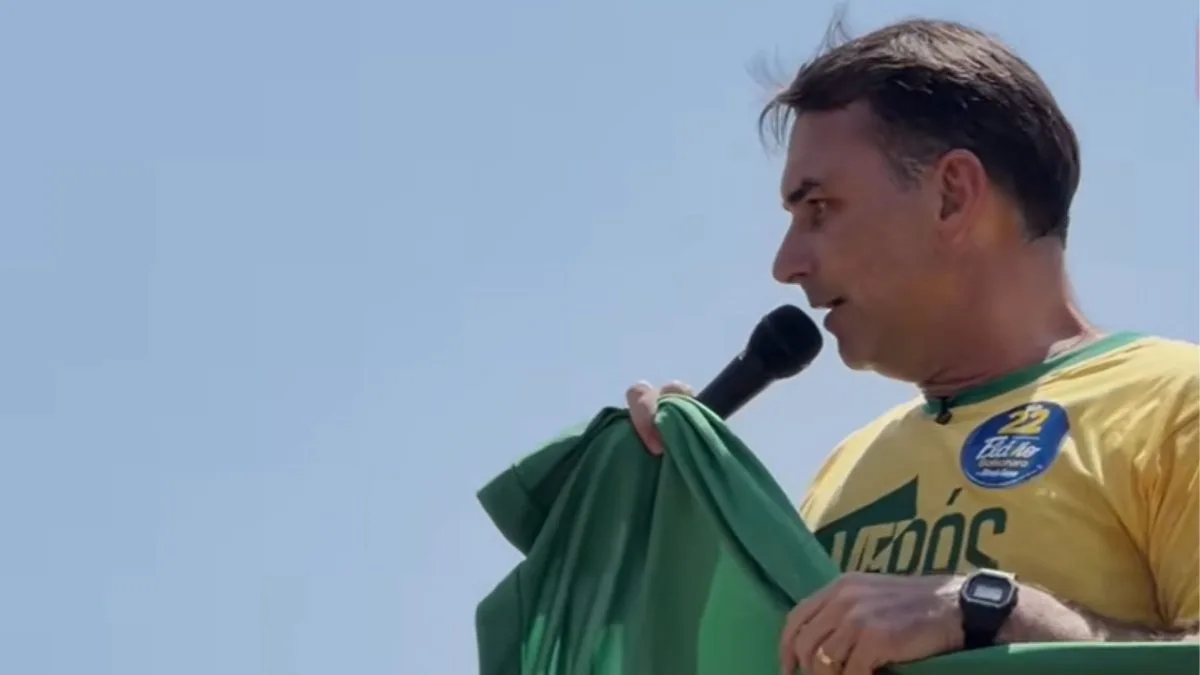‘Vocês verão Jair Messias Bolsonaro colocando a faixa de presidente no seu filho’, diz Flávio em comício; veja vídeo