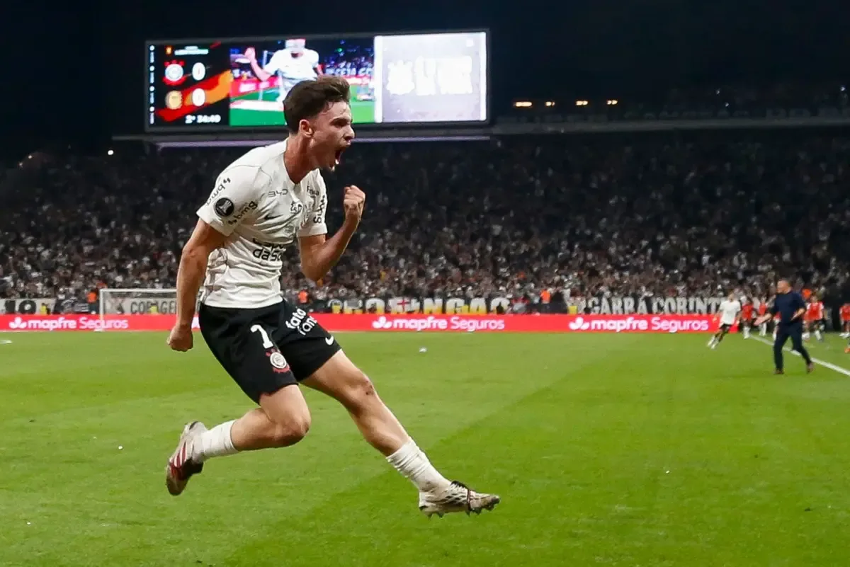 Breno Bidon marca o gol da classificação do Corinthians com assistência de Memphis Depay; veja