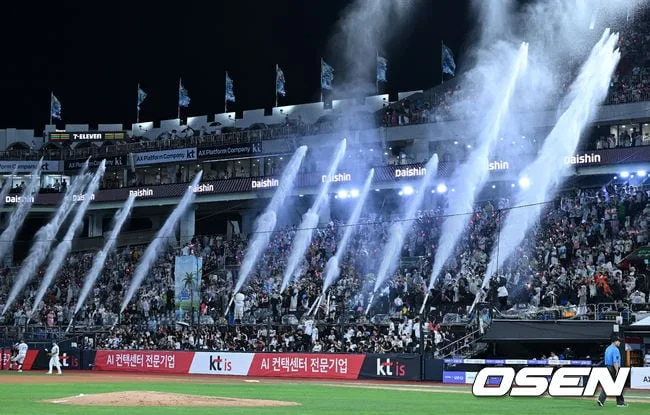 [사진]KT,'시원한 물대포 응원'