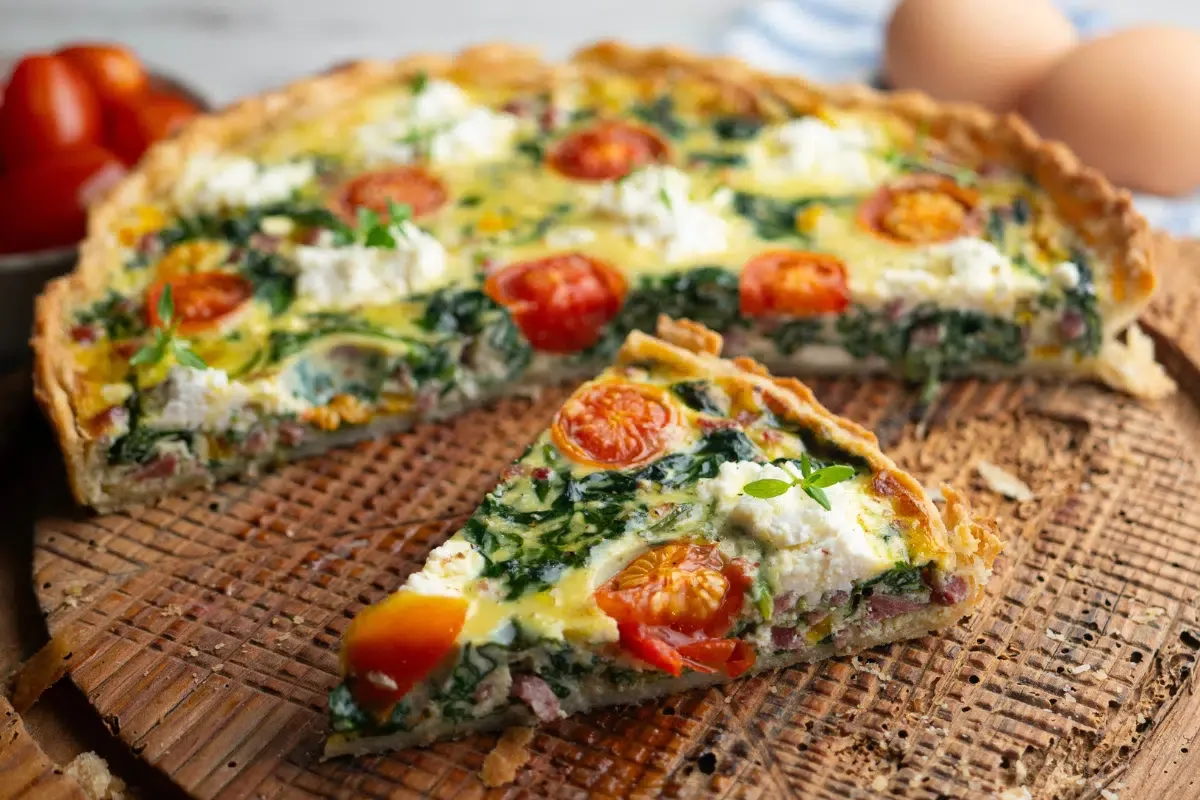 Quiche de espinafre com queijo feta: aprenda essa receita fácil para o jantar