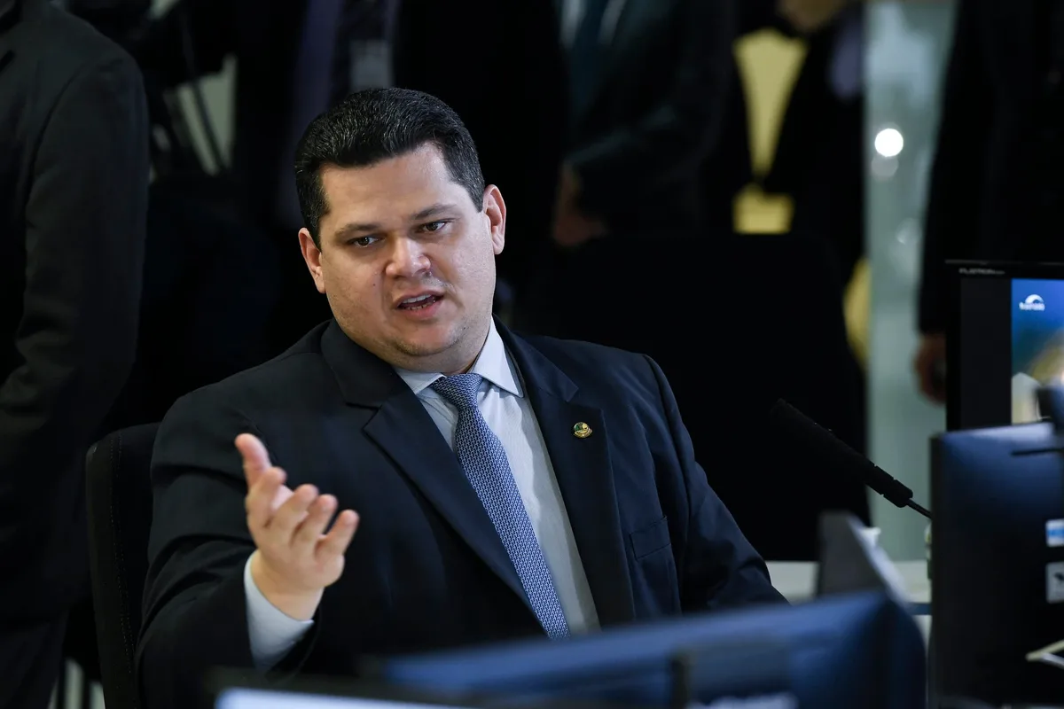 Alcolumbre destrava PEC que trata do fim da escala 6×1
