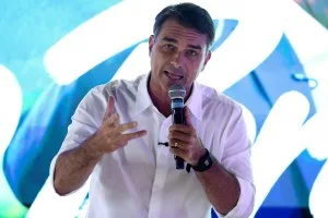 Flávio visita Bolsonaro em prisão domiciliar após três meses sem encontros