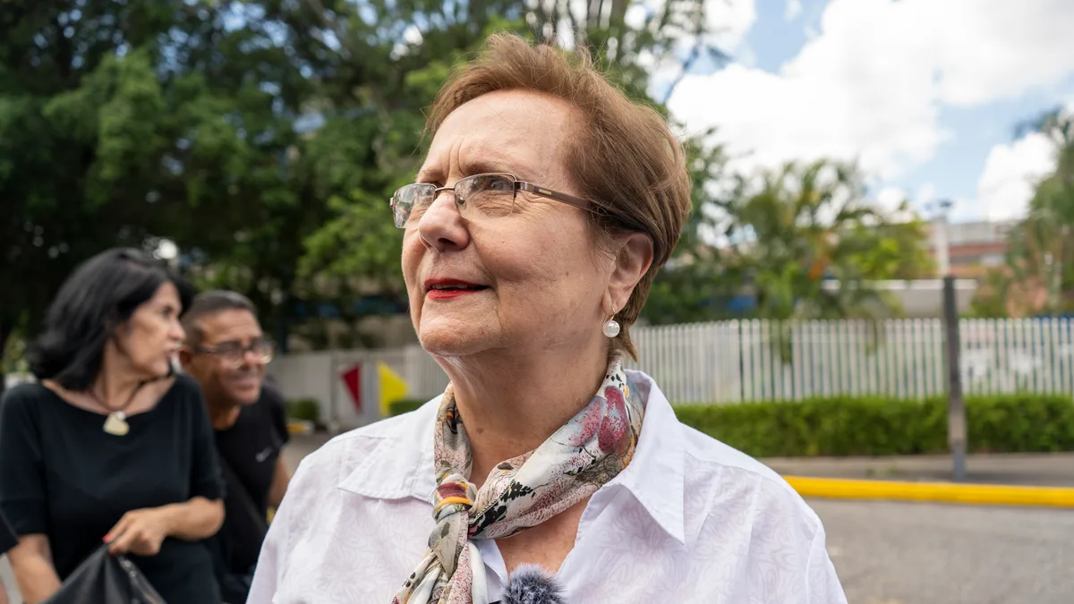 "Es manipulación": Blanca Rosa Mármol de León cuestiona el desbloqueo parcial de portales informativos frente a la sede de El Nacional