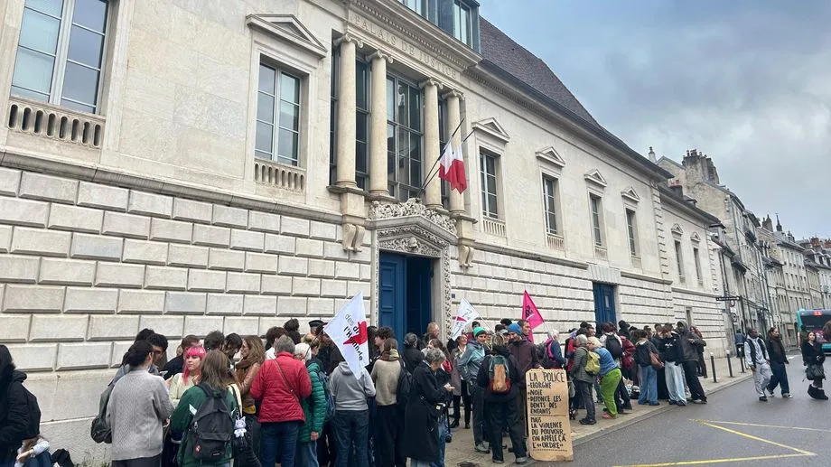 Policier passé à tabac à Belfort : le principal suspect, âgé de 17 ans, remis en liberté sous contrôle judiciaire