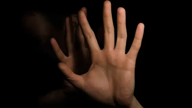 Menino de 10 anos salva mãe de ex-companheiro no Brasil (emojis ajudaram)
