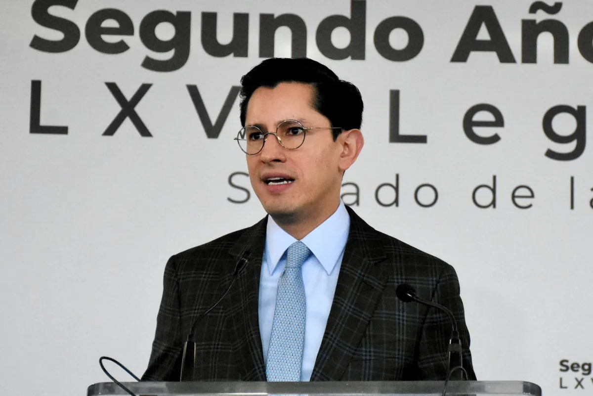 Velasco llama “retrógrados” a sus críticos; Krauze pide responder a Trump “con dignidad”