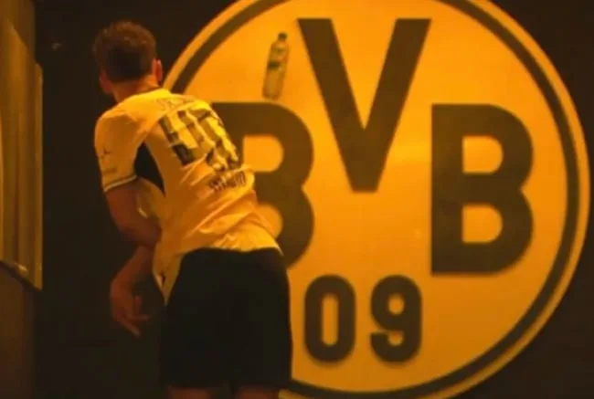 교체 3분 만에 퇴장→구단 로고에 물병 집어던지기...BVB 18세 유망주, 팀 승리에도 '태도 논란'