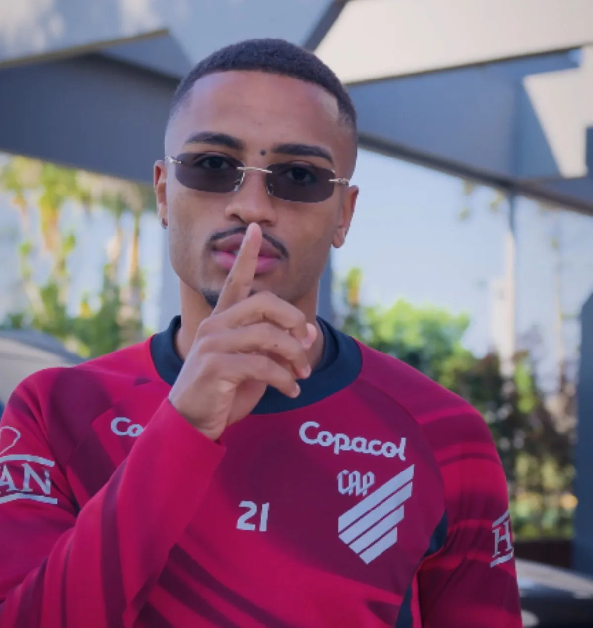 Com jogadores de óculos "à la Papito", Athletico anuncia renovação de Odair Hellmann