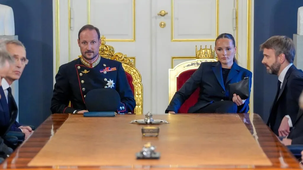 Haakon VIII assume trono da Noruega em meio a escândalos que abalam a monarquia