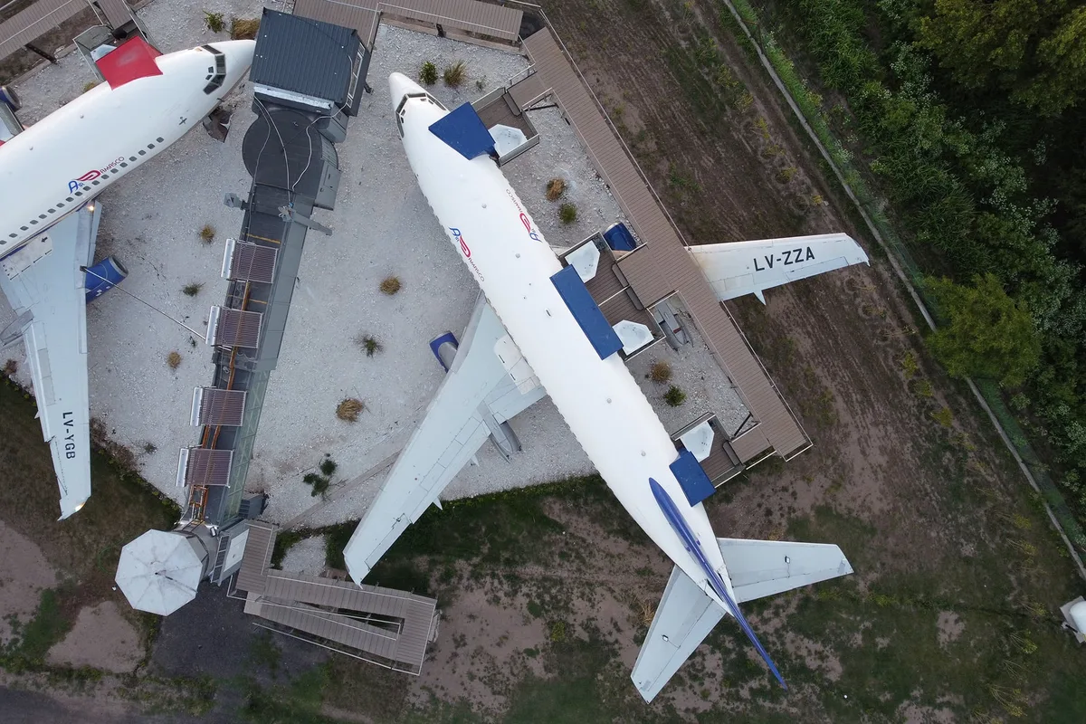 Es emprendedor, compró aviones que llevaron soldados a las Islas Malvinas y los convirtió en un hotel